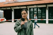 Gülcan Kimiz (Maya Haddad) berichtet live vom Einsatzort.