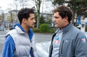 Pablo (Rojan Juan Barani, l.) und Adrian (Danilo Kamperidis, r.) diskutieren auf dem Delivery Ape Parkplatz. Pablo strebt eine Karriere als Influencer an.