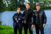 Süher Özlügül (Sophie Dal, l.) und Henk Cassens (Maxim Mehmet, r.) sind dabei, als Bestatter Wolfgang Habedank (Holger Stockhaus, M.) bei seinem neuesten Hobby, dem Apnoetauchen, eine Leiche in der Ems entdeckt.