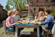Katharina (Katharina Schlothauer, l.) lädt ihren Ex-Partner Johnny (Artjom Gilz, r.) und Sylvia (Birte Hanusrichter) zu einem Doppeldate mit ihr und ihrem Freund Tim (Bernhard Piesk) ein. Dass Sylvia in Wirklichkeit nur eine von Johnnys Kundinnen ist, ahnt Katharina nicht.