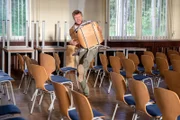 Sein neuer Hausmeister-Job in der Schule ist vielleicht nicht der anspruchsvollste, dennoch ist Michi (Nils Dörgeloh) froh, wieder eine feste Anstellung vorweisen zu können.