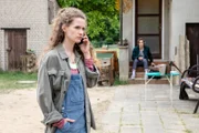 Charlie (Marlene Tanczik) und Niko (Gustav Schmidt) sind zum Lernen verabredet. Statt jedoch konzentriert am Schreibtisch zu sitzen, ist Charlie nur mit ihrem Handy beschäftigt.