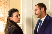 Richard (Silvan-Pierre Leirich) eröffnet Simone (Tatjana Clasing), dass er aus der Villa auszieht.