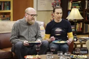 Es wird spekuliert, dass die hübsche Freundin von Geologe Bert (Brian Posehn, l.) nur wegen des Geldes mit ihm zusammen ist. Während alle von der Befürchtung schockiert sind, versteht Sheldon (Jim Parsons, r.) als einziger nicht, warum das problematisch ist ...