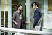 Wil und Sheldon liefern nicht ein Kopf-an-Kopf-Rennen um den Titel "Professor Proton", denn die Wissenschaftssendung soll neu aufgenommen werden ...