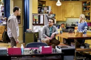 Sheldon (Jim Parsons, l.) trägt seit geraumer Zeit ein Geheimnis mit sich herum und ist froh, als Leonard (Johnny Galecki, M.) und Penny (Kaley Cuoco, r.) es erraten.