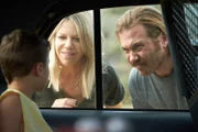 Mick (Kaitlin Olson, M.) und Jimmy (Scott Mac Arthur, r.) haben ihren Ziehsohn Ben (Jack Stanton, l.) versehentlich in ein altes Polizeiauto gesperrt ...