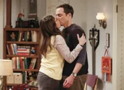 Noch können Sheldon (Jim Parsons) und Amy (Mayim Bialik) auf Wolke Sieben schweben, doch schon bald wird sie für ein Sommerstipendium zur Princeton Uni aufbrechen ...