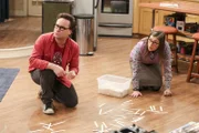 Nachdem Sheldon Amy (Mayim Bialik, r.) verscheucht hat, damit er in Ruhe nach einem neuen Projekt suchen kann, schließt sie sich für mehrere Experimente mit Leonard (Johnny Galecki, l.) zusammen.