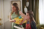 Mary (Zoe Perry, l.); Missy (Raegan Revord, r.)