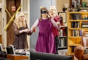 Bernadette (Melissa Rauch, l.) und Penny (Kaley Cuoco, r.) müssen improvisieren, als sie erkennen, dass Amy (Mayim Bialik, M.) der geplante Junggesellinnenabschied so nicht gefallen könnte ...
