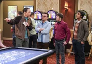 Werden Leonard, Howard und Raj ihren Kumpel Sheldon bei einer riskanten Aktion unterstützen, um an Geld für ein teures Experiment zu kommen?