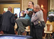 So kompliziert hatte es sich Sheldon nicht vorgestellt, an Geld für sein Experiment zu kommen ...