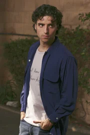 (1. Staffel) - Charlies (David Krumholtz) phänomenale Fähigkeiten erlauben es ihm, so gut wie jede komplexe Situation mit einem mathematischen Model zu erklären ...