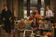 Ein ganz besonderes Thanksgiving: Marshall (Jason Segel, l.), Mickey (Chris Elliott, 2.v.l.), Robin (Cobie Smulders, M.), Ted (Josh Radnor, 2.v.r.) und Barney (Neil Patrick Harris, r.) ...