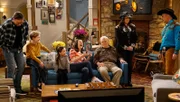 (v.l.n.r.) Don Burns (Kevin Nealon); Teddy Burns (Matthew McCann); Emme Burns (Hala Finley); Kate Burns (Grace Kaufman); Joe (Stacy Keach); Andi Burns (Liza Snyder); Adam Burns (Matt LeBlanc)