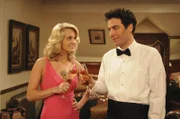 Ted (Josh Radnor, r.) steht total auf Tiffany (Carrie Underwood, l.) und würde alles für sie tun. Sie interessiert sich jedoch nicht besonders für Ted, hält ihn aber hin, weil sie ihn gelegentlich gut gebrauchen kann ...