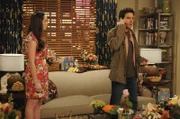 Während Ted (Josh Radnor, r.) bei Tiffany am Haken hängt, muss er sich eingestehen, dass auch er jemanden am Haken hat: Henrietta (Catherine Reitman, l.), die sich eine Zukunft mit ihm erhofft und von ihm nur hingehalten wird ...