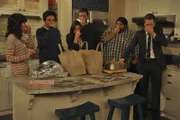 Da Ted am Abend vor Thanksgiving die Clique frühzeitig verlassen hat, hat er einiges verpasst. Daraufhin glauben seine Freunde, dass er der neue Blitz sei. Barney (Neil Patrick Harris, r.), Robin (Cobie Smulders, l.), Blitz (Jorge Garcia, 2.v.r.), Ted (Josh Radnor, 2.v.l.), Lily (Alyson Hannigan, 3.v.l.) und Marshall (Jason Segel, 3.v.r.) ...