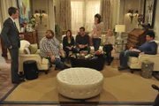 Ein ganz besonders Thanksgiving: (v.l.n.r.) Barney (Neil Patrick Harris), Blitz (Jorge Garcia), Lily (Alyson Hannigan), Marshall (Jason Segel), Robin (Cobie Smulders), Zoey (Jennifer Morrison) und Ted (Josh Radnor) ...