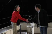 Während Robin und Marshall zum ersten Mal einen Abend miteinander verbringen und sich nicht viel zu sagen haben, unternimmt Ted (Josh Radnor, r.) mit Zoeys Ehemann "dem Captain" (Kyle MacLachlan, l.) einen Segeltörn ...