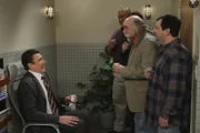Da die Untersuchung bei Dr. Stangel ergeben hat, dass Lily "extrem" fruchtbar ist, sieht Marshall (Jason Segel, l.) das Problem bei sich und lässt sich nun testen ...
