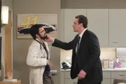 Marshall (Jason Segel, r.) muss sich vergewissern, dass es sich bei Dr. Stangel (Neil Patrick Harris, l.) nicht um Barney handelt ...