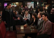 Die zurückgelassenen Freunde Ted, Barney und Robin müssen Kevin die traurige Nachricht überbringen, dass Lily und Marshall bereits nach Long Island gezogen sind.