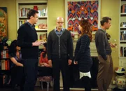 Die Einweihungsparty ist im vollen Gange: Lily (Alyson Hannigan, 2.v.r.), Marshall (Jason Segel, 2.v.l.) und Mickey (Chris Elliott, M.) ...