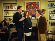Lily (Alyson Hannigan, M.) und Marshall (Jason Segel, l.) schmeißen eine Einweihungsparty, auf der es beinahe zu einer Prügelei zwischen Ted und Marshalls Boss Garrison Cootes (Martin Short , r.) kommt ...
