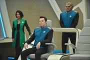 Captain Ed Mercer (Seth MacFarlane, M.) ist geschockt, als er erfährt, wer den Platz des Ersten Offiziers auf seinem Schiff einnehmen soll ...