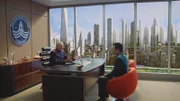 Obwohl er sich im letzten Jahr ziemlich hängen gelassen hat, bietet Admiral Halsey (Victor Garber, l.) Ed Mercer (Seth MacFarlane, r.) den Captainssessel in der USS Orville an. Doch das Ganze hat einen Haken ...