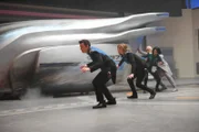Geraten in einen Krill-Angriff: Captain Ed Mercer (Seth MacFarlane, l.), 1. Offizier Kelly Grayson (Adrianne Palicki, 2.v.l.), Dr. Finn (Penny Johnson Jerald, r.) und Dr Aronov (Brian George, 2.v.l.) ...