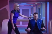 Hat Pria (Charlize Theron, l.) tatsächlich Interesse an Ed (Seth MacFarlane, r.) oder tut sie lediglich alles, um den Captain der Orville abzulenken und auf ihre Seite zu ziehen?