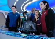 Müssen alles geben, um ein Crewmitglied vor dem Rechtssystem eines fremden Planeten zu retten: Ed (Seth MacFarlane, l.), Claire (Penny Johnson Jerald, 2.v.l.), Isaac (Mark Jackson, 3.v.l.), Bortus (Peter Macon, 3.v.r.), die Außerirdische Lysella (Giorgia Whigham, 2.v.r.) und Alara (Halston Sage, r.) ...