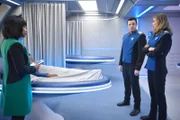 Ed (Seth MacFarlane, M.), Kelly (Adrianne Palicki, r.) und der Rest der Orville setzen alles daran, Claire (Penny Johnson Jerald, l.), ihre Söhne und Isaac zu retten, nachdem diese mit einem Shuttle auf einem Mond abgestürzt sind ...