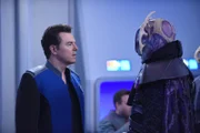 Eigentlich sollte Ed (Seth MacFarlane, l.) besorgt sein, als der Bruidian Botschafter (Derek Mears, r.) und seine Männer beginnen unruhig zu werden, doch der Captain scheint mit seinen Gedanken plötzlich ganz woanders zu sein ...
