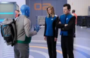 Als Darulio (Rob Lowe, l.) als Archäologe auf die Orville geschickt wird, kommt es zu Streitereien zwischen Kelly (Adrianne Palicki, M.) und Ed (Seth MacFarlane, r.). Ausgerechnet zu einem Zeitpunkt, an dem sie eigentlich Friedensstifter sein sollten ...
