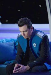 Erfährt, dass er lediglich auf Grund eines Freundschaftsdienstes den Job als Captain der Orville bekommen hat: Ed (Seth MacFarlane) ...