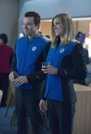 Nachdem Kelly (Adrianne Palicki, r.) erkannt hat, dass John weitaus intelligenter ist, als sie immer dachte, drängt sie Ed (Seth MacFarlane, l.) dazu, ihm mehr Verantwortung auf dem Schiff zu übertragen. Doch will John das überhaupt?