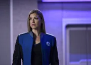 Eigentlich sollte Kelly (Adrianne Palicki) mit Isaac und Gordon die Herkunft eines unbekannten Sterns untersuchen, doch dann trifft sie eine Entscheidung, die für eine fremde Bevölkerung alles verändern könnte ...