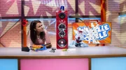 Woozle (re.) und Maria (li.) haben mit dem Lärm einer nahegelegenen Baustelle zu kämpfen. Als Woozle Krach mit Krach schlagen will, führt das zur Verwüstung des halben Studios. Die Studioleitung ist sauer und nutzt ausgerechnet eine von Woozles eigenen Erfindungen aus, um selbst mal ein bisschen Ruhe vor dem verrückten Erfinder zu haben.