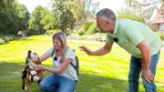 Coach Andreas Ohligschläger (l) zusammen mit Antonia und Hund Lun beim Training im Park.
