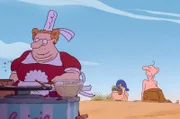 Lebornec (Mi.) glaubt, getarnte Agenten – wie die bretonische Crêpes -Bäckerin (li.) – lauern de Gaulle (re.) am Strand auf, um ihn endgültig aus dem Weg zu räumen.