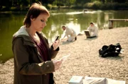 Franziska Tobler (Eva Löbau) untersucht nach der Bergung der Leiche aus dem See die Fundstücke am Tatort.