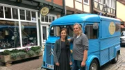 Dörte Hirschfeld und Dirk Sonemann lieben nicht nur alte Häuser, sondern auch alte Autos. Weitere Fotos auf Anfrage.