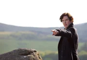 Sherlock Holmes (Benedict Cumberbatch) inspiziert den Ort, an dem der mysteriöse Hund von Baskerville zugeschlagen haben soll.