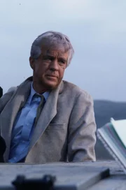 Eugene Hanson (Clu Gulager)