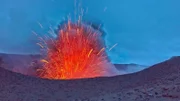 Bei Vulkanausbrüchen wird glühende Lava und Asche ausgeschleudert.
