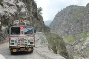 Das Himalaya-Gebirge stellt die Trucker aus Alaska immer wieder vor neue Herausforderungen.